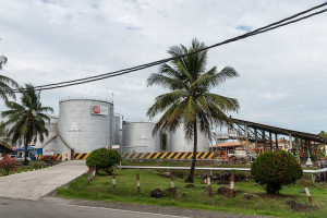 Sime Darby palm oil storage tanks in Kunak, Sabah © CEphoto, Uwe Aranas
